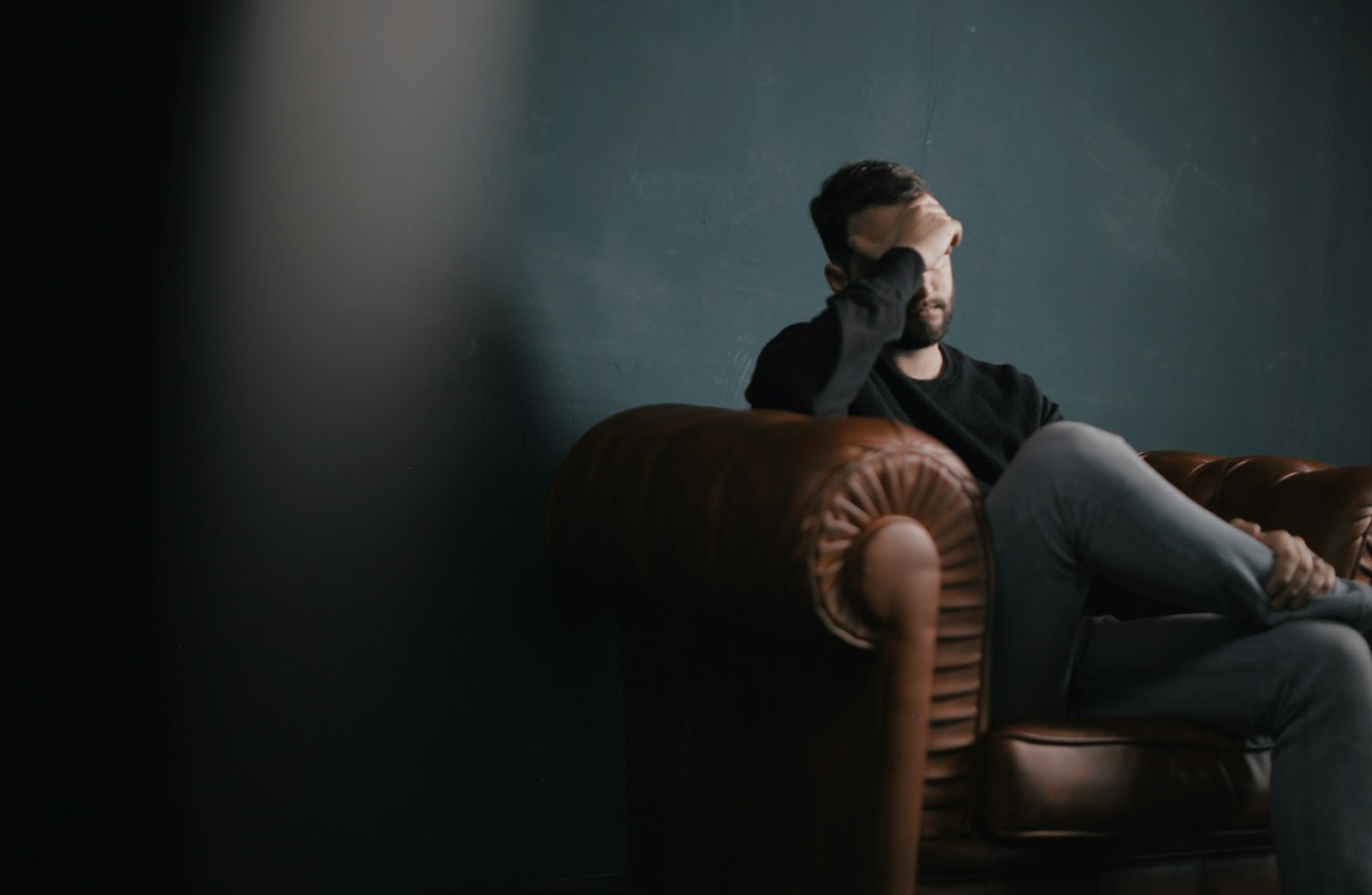 Hombre con la cabeza entre las manos durante un ataque de ansiedad