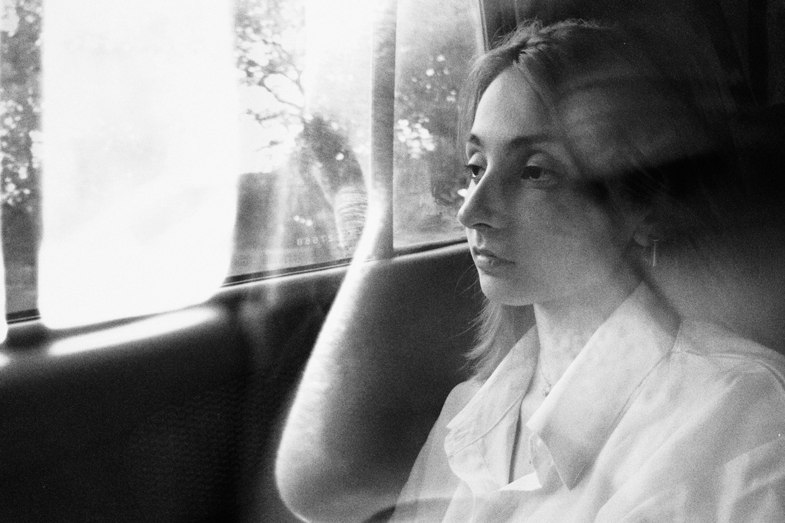 Mujer respirando junto a una ventana para calmar la ansiedad