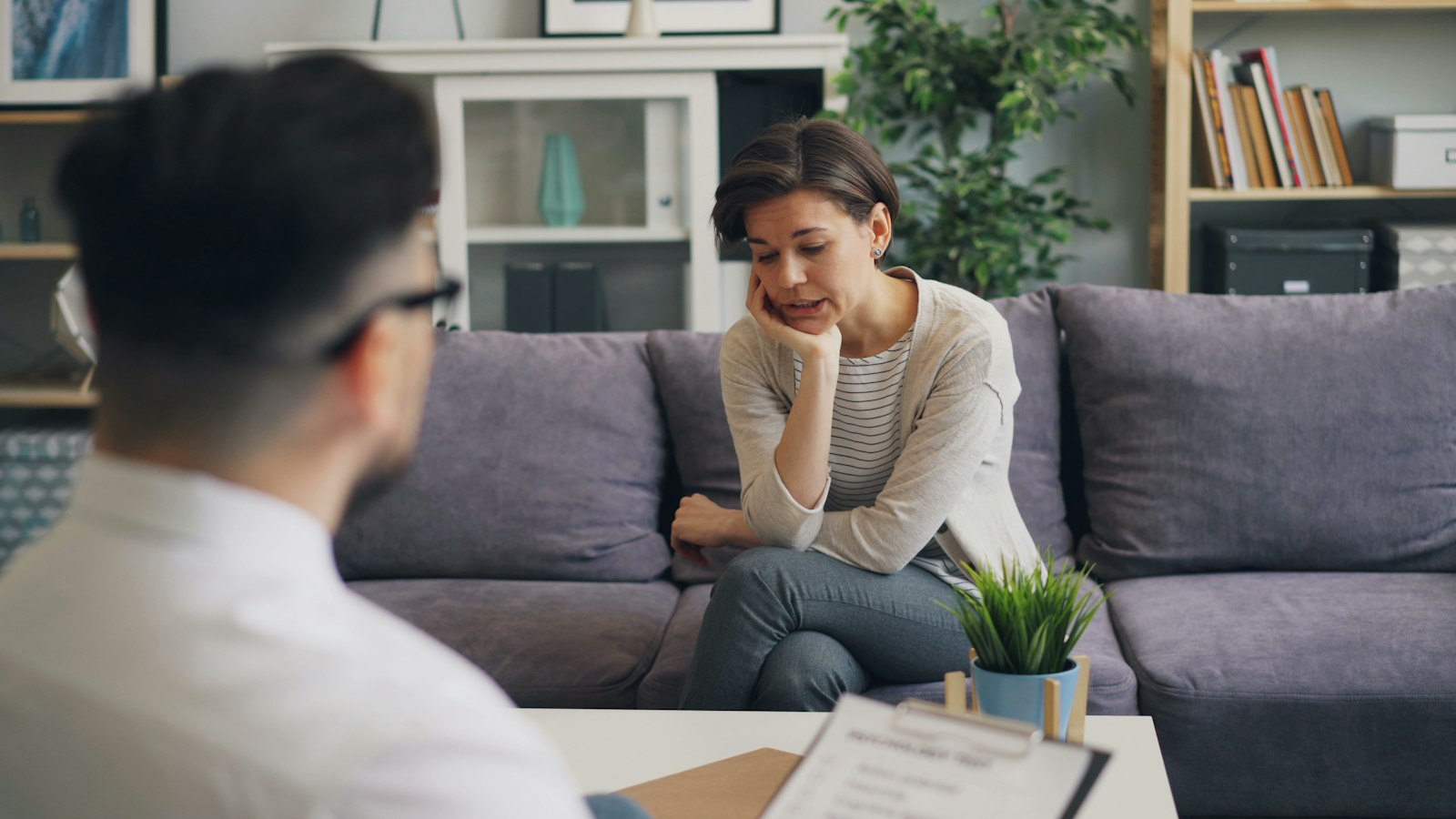 Pareja hablando en un sofá sobre una infidelidad